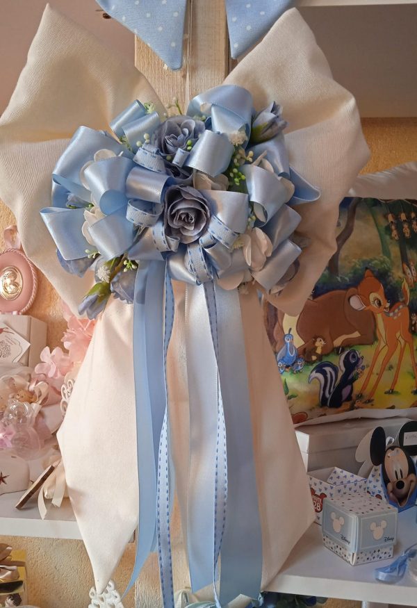 Fiocco base bianca con fiori e nastri azzurri