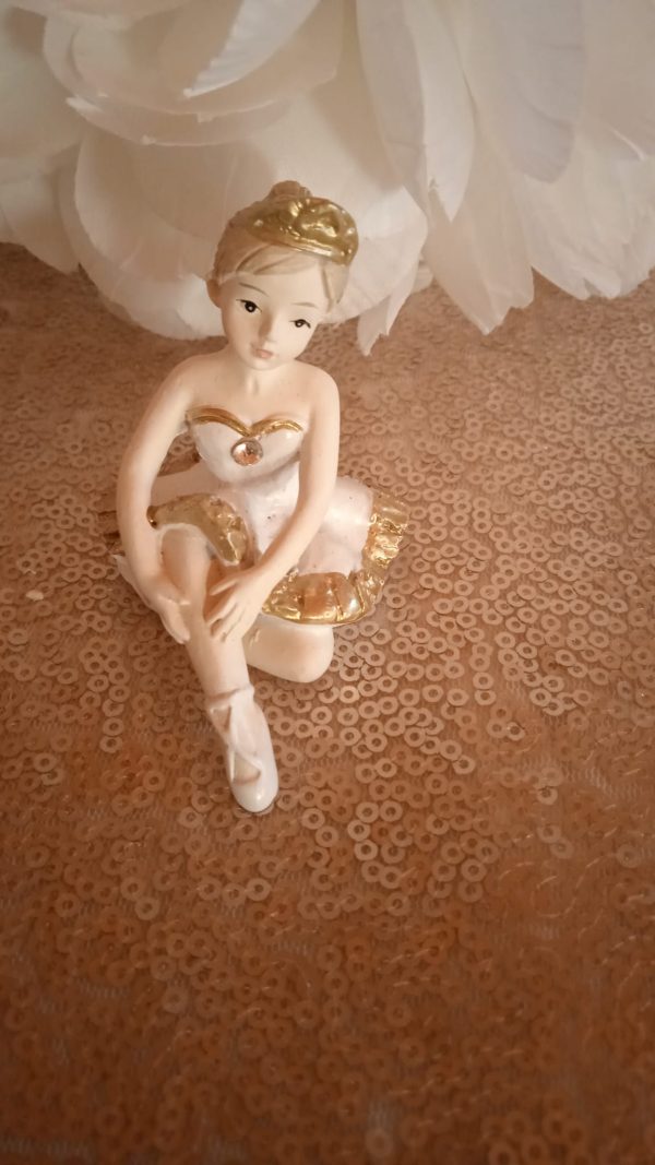 Ballerina con vestito e coroncina