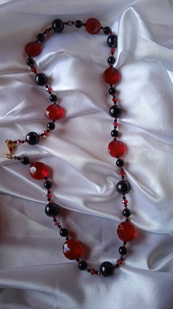 Collana con pietre nere e rosse